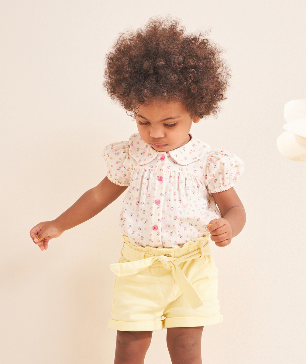 short droit bébé fille en fibres recyclées jaune avec ceinture