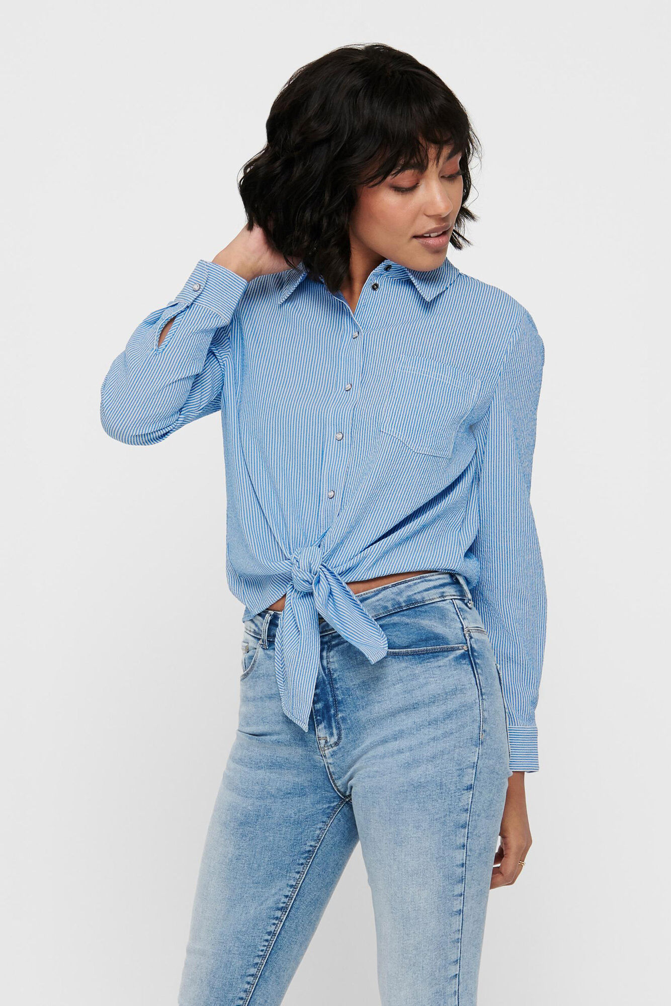 camisa com laço no pescoço