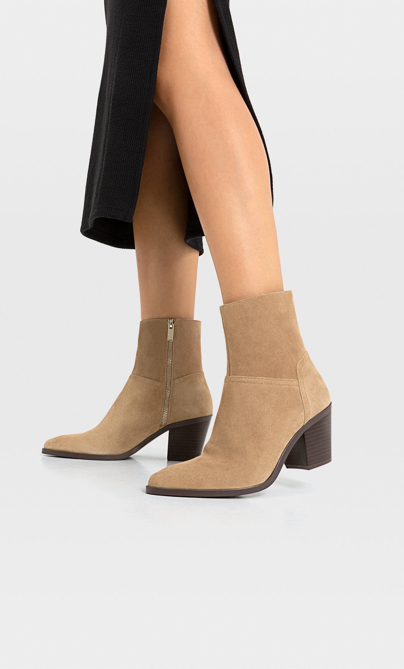Botas de cano curto em camurça estilo rústico
