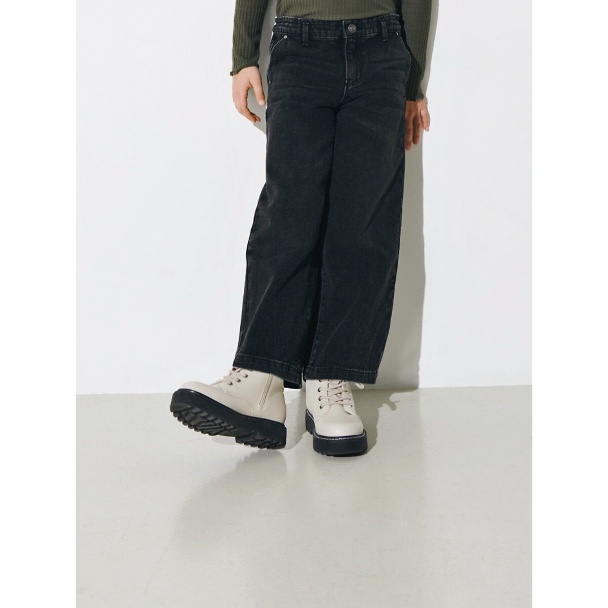 SOMENTE PARA CRIANÇAS<br>Calças jeans largas