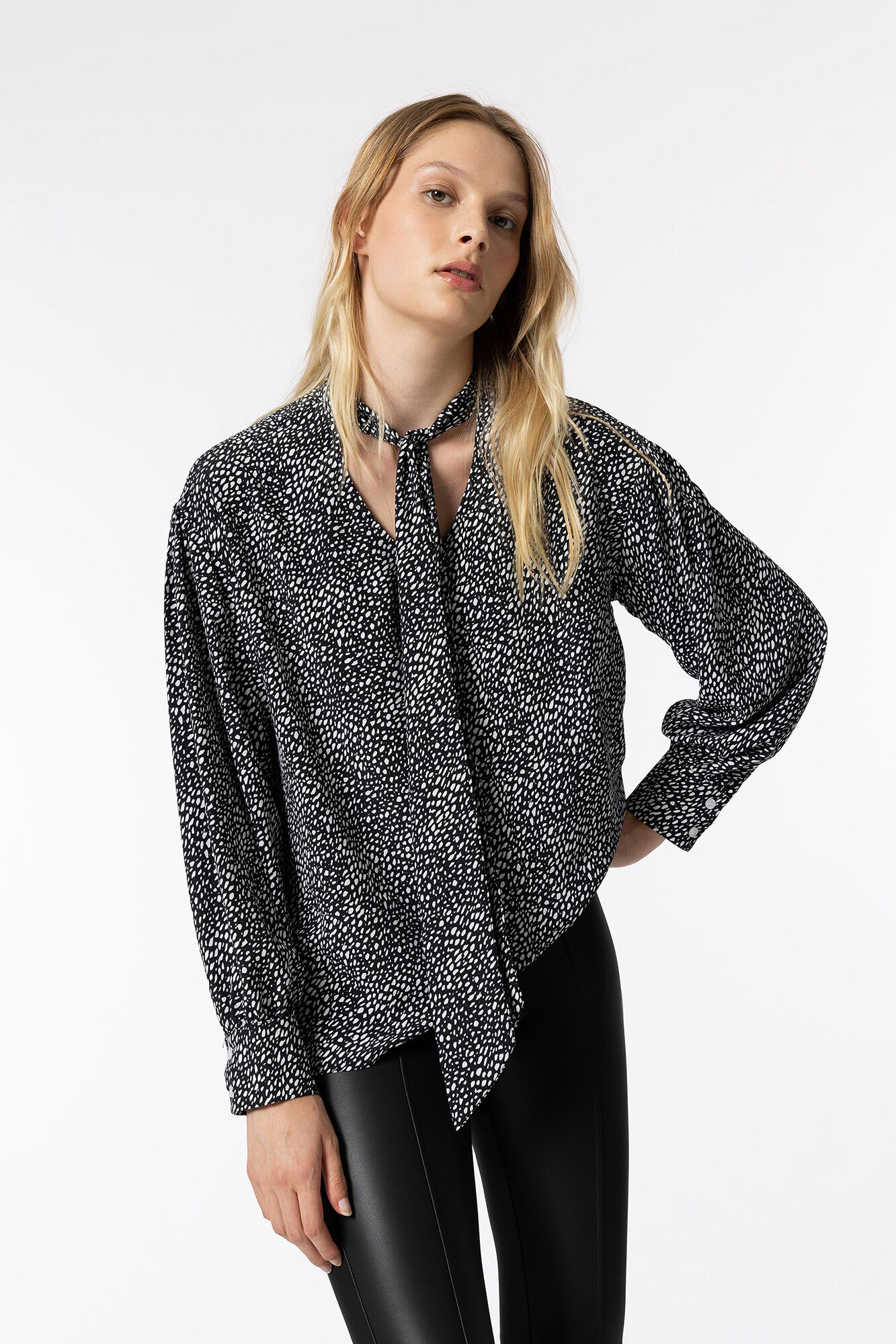 Camisa estampada com laço