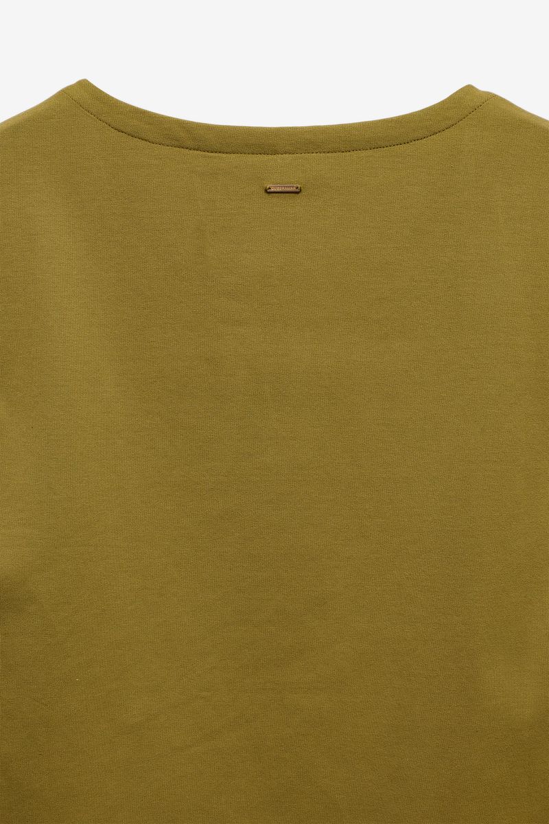 T-SHIRT COM ABERTURA NA MANGAS