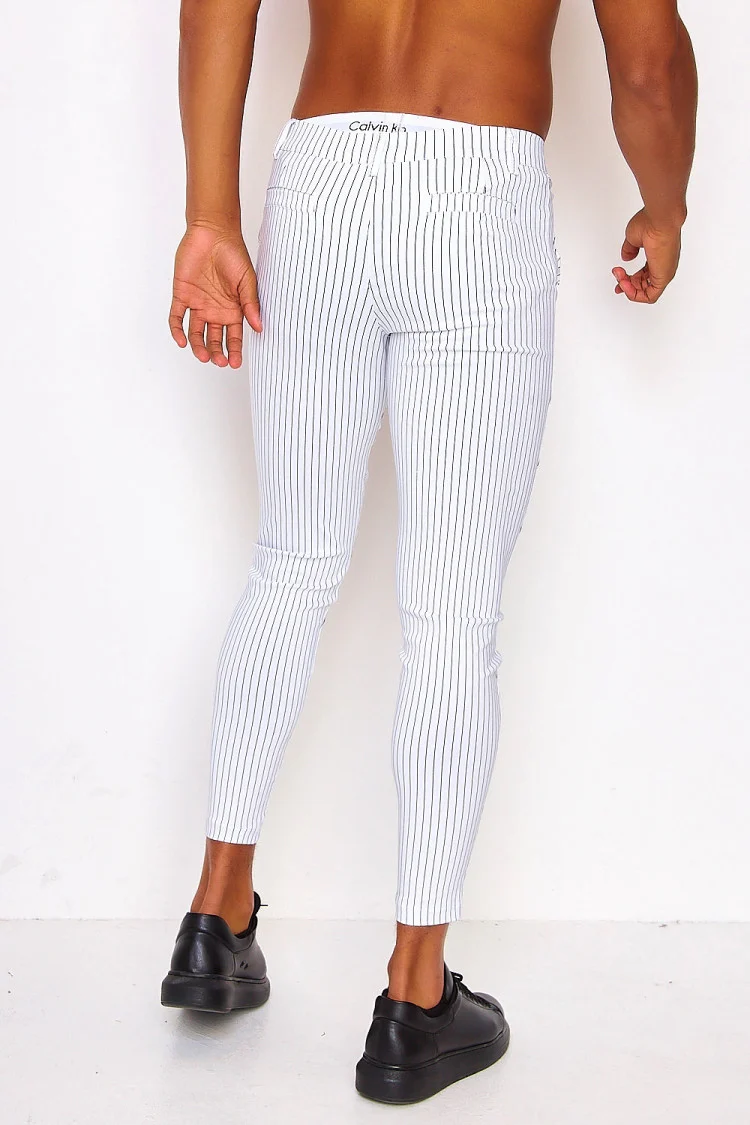 Pantalon chino blanc à rayures noires