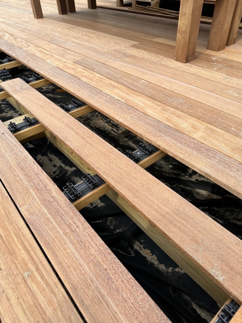 Pack complet 50m² lame de terrasse ipe grad clips lx1200mm avec lambourde, flat rail, plot pvc et clé de démontage