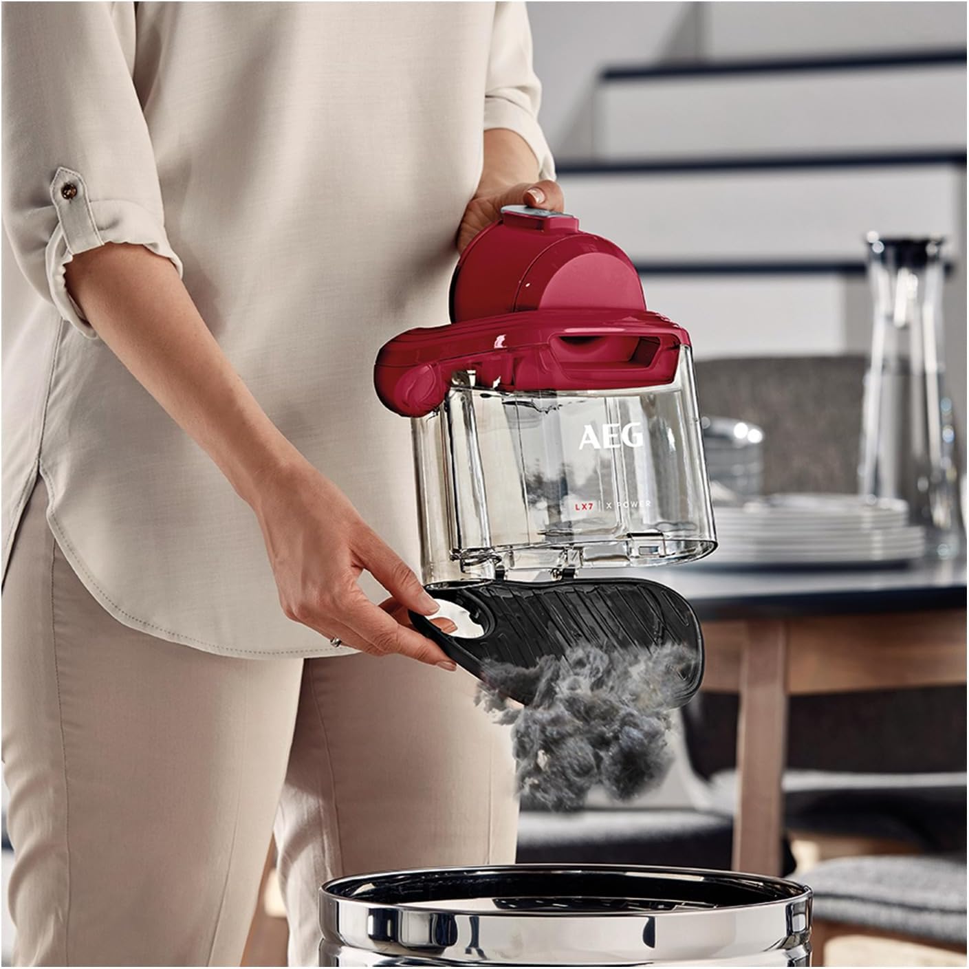 AEG Staubsauger Beutellos, Ideal für Haustierbesitzer, Zusatzdüsen + Spezialdüsen-Set für Tierhaare, 750 Watt, 9 m Aktionsradius, 1,4l Staubbehälter, Waschbarer Hygiene Filter, Leise, Rot, LX7-2-CR-A