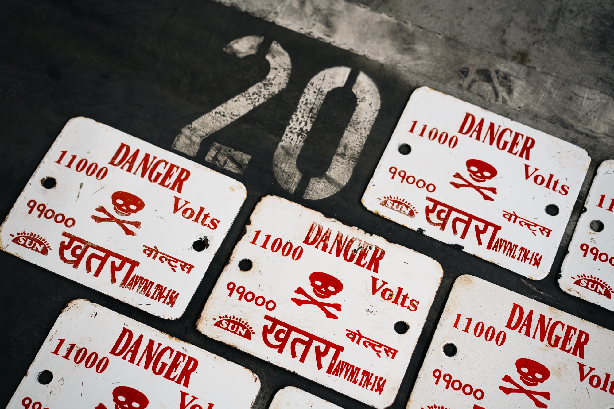 Schild 'Danger - 11000 Volts', weiß, rot, B 25 cm, H 20 cm günstig bestellen