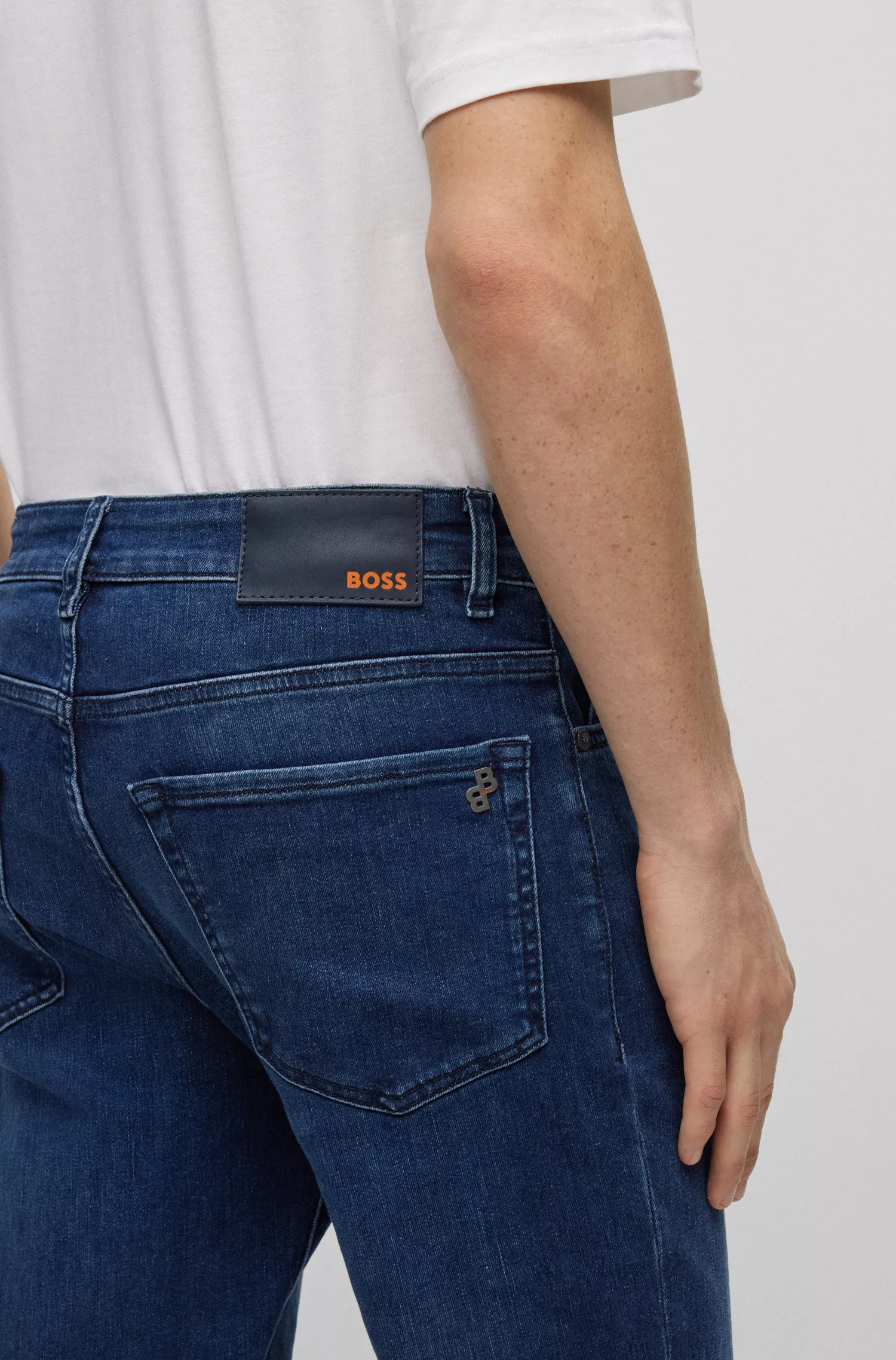 Calça jeans BOSS laranja, corte regular, em denim superelástico azul médio.