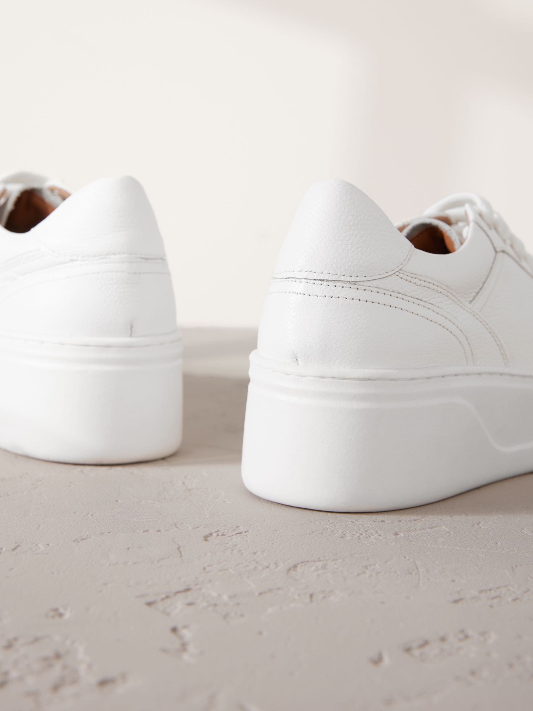 Wit - Signature premium leren sneakers met veters en grove sleehak