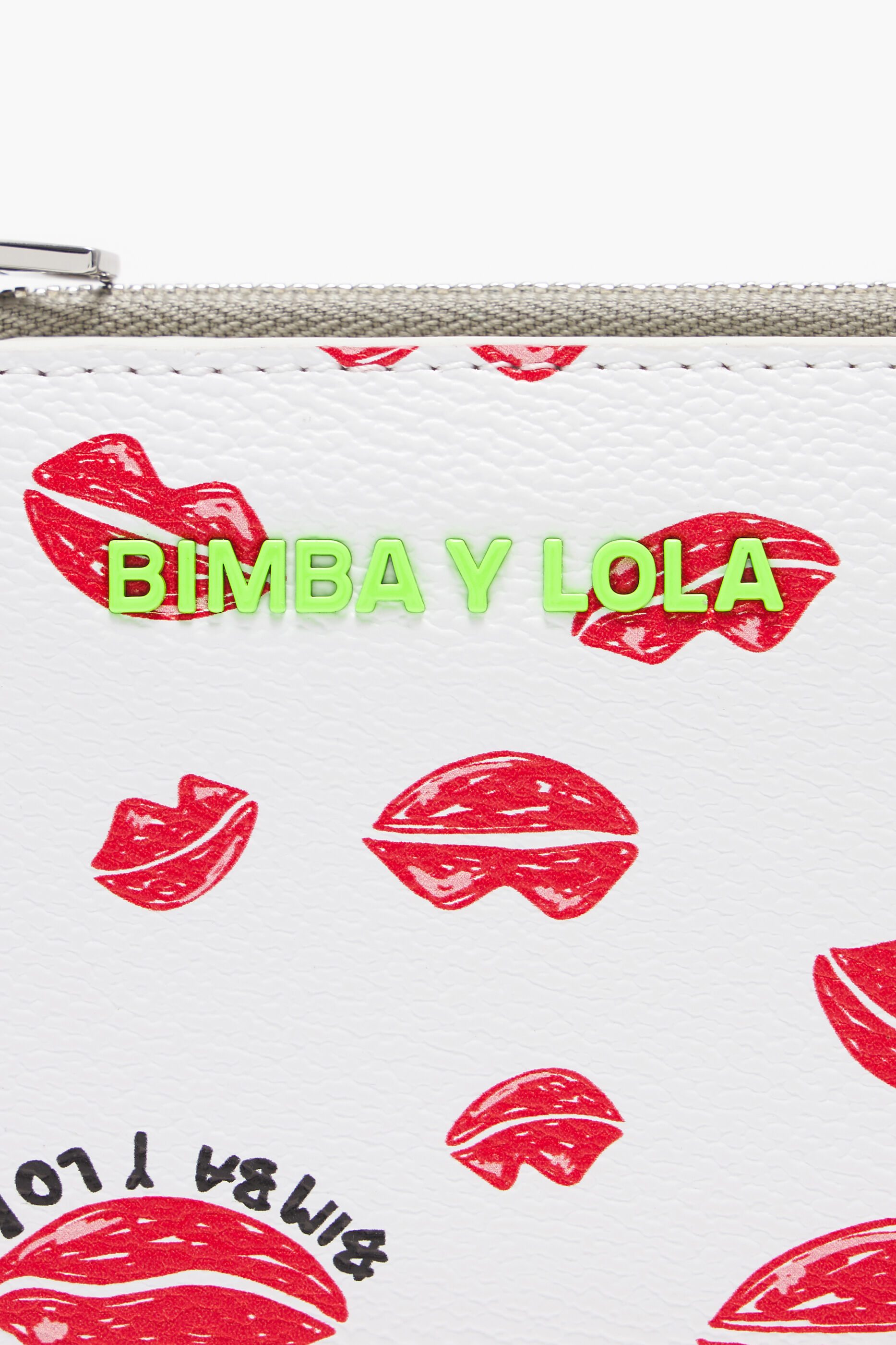 Carteira retangular com textura de estampa de lábios brancos