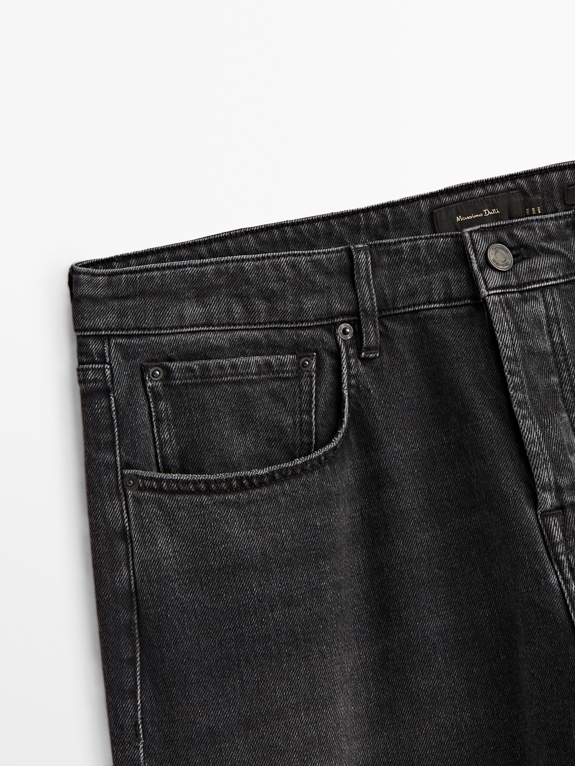 Calça jeans cinza com lavagem stone wash e corte afunilado