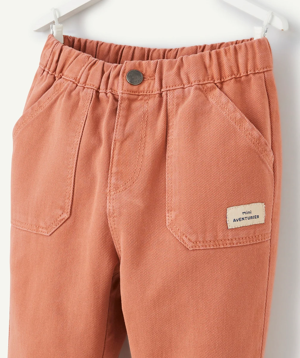 PANTALON RELAX BÉBÉ GARÇON EN FIBRES RECYCLÉES ROSE AVEC PATCH