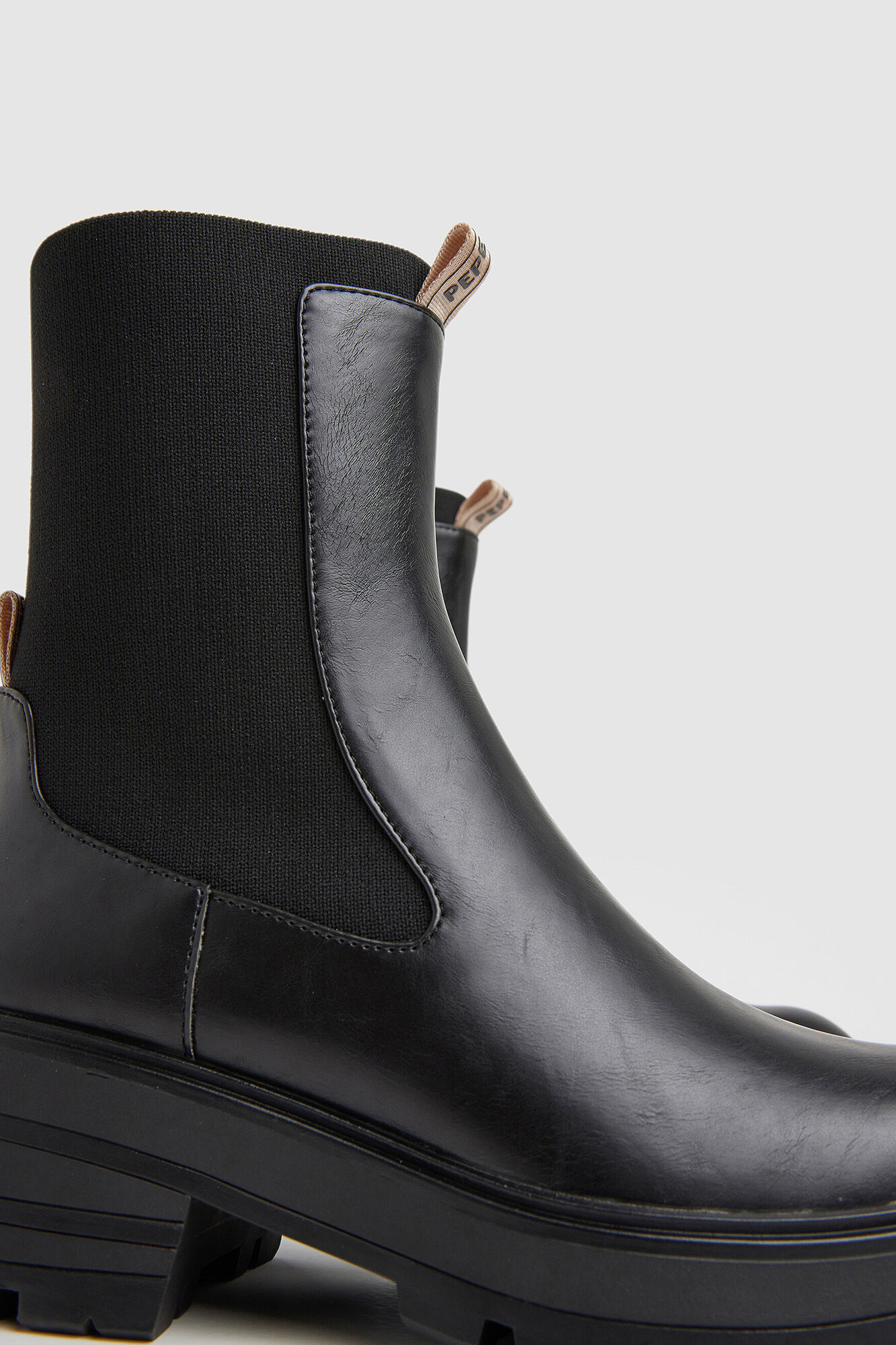 Botas de cano curto com elásticos