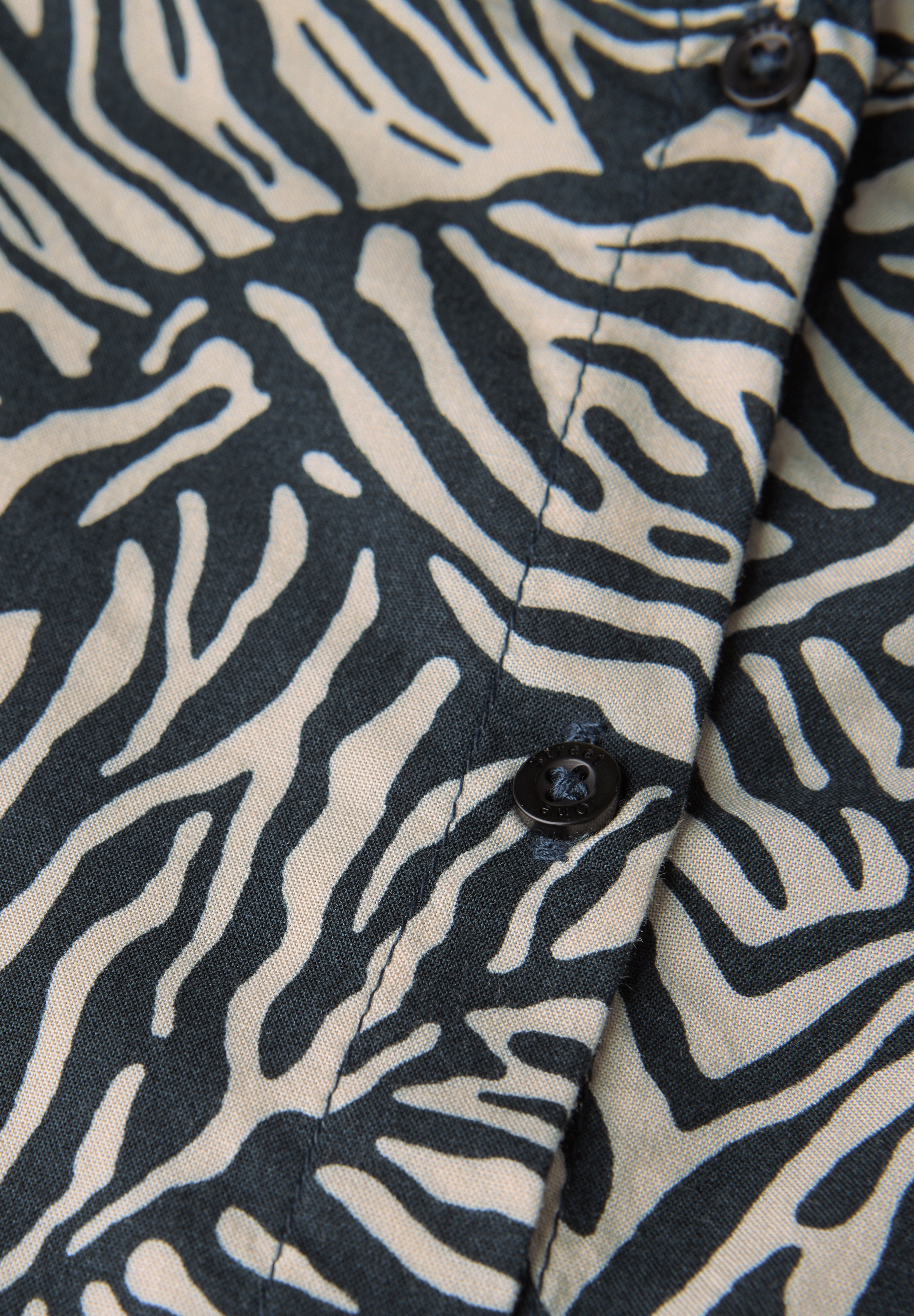 STREET ONE Blusentop , mit Knopfleiste und grafischem Muster