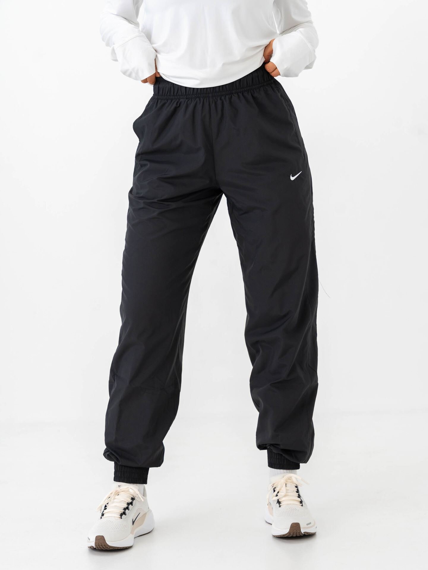 Sportswear Essential Woven Mid-Rise Jogger