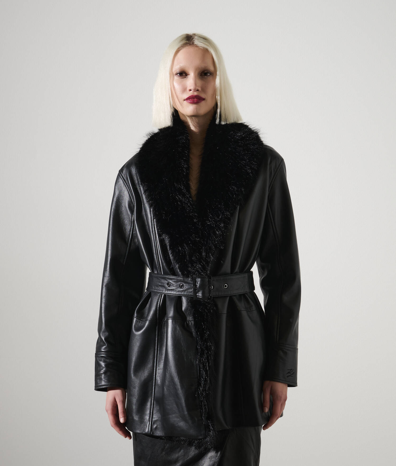 MANTEAU EN CUIR AVEC COL EN FAUSSE FOURRURE
