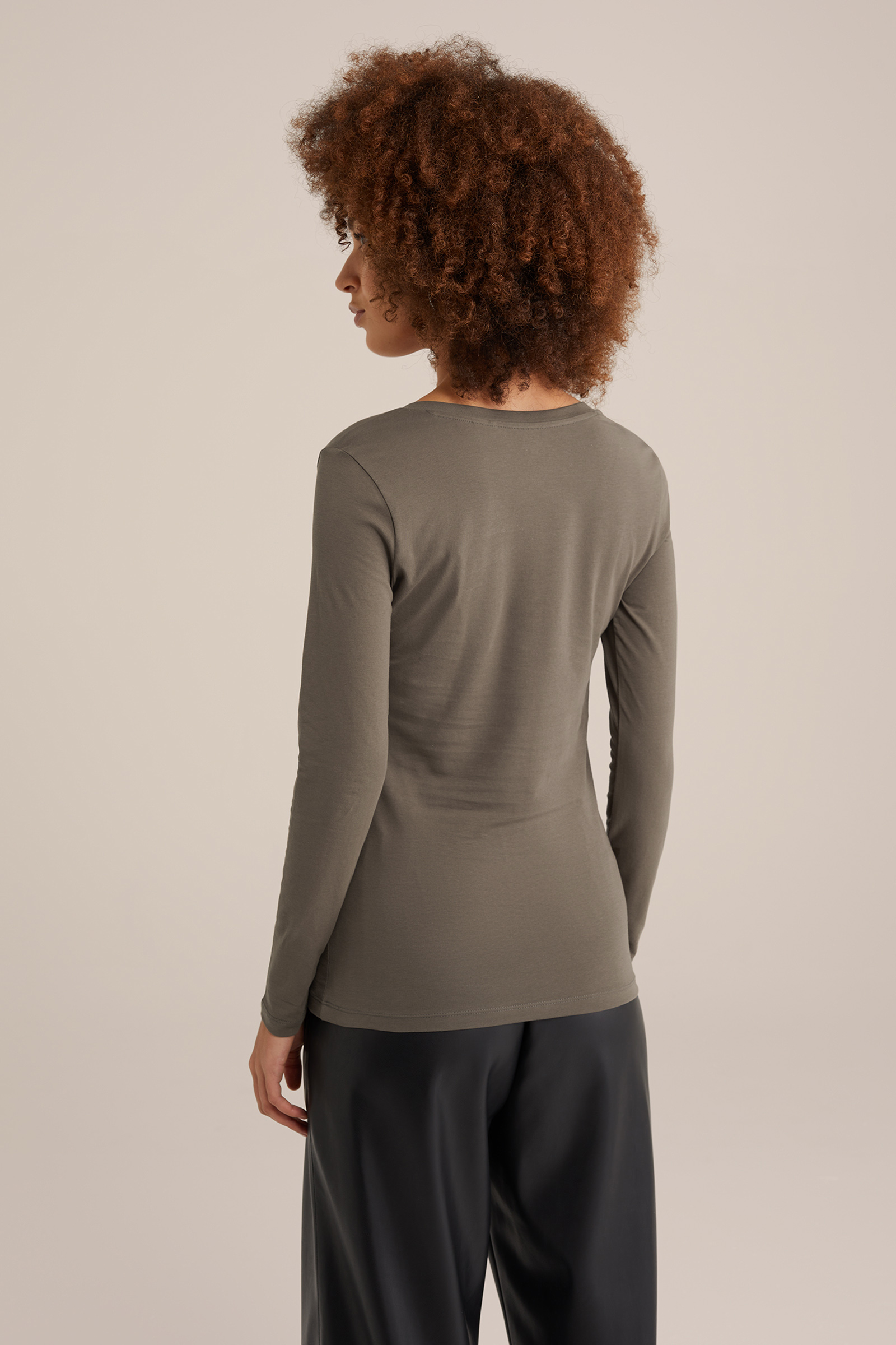 T-shirt met V-hals WE Fashion Bruin