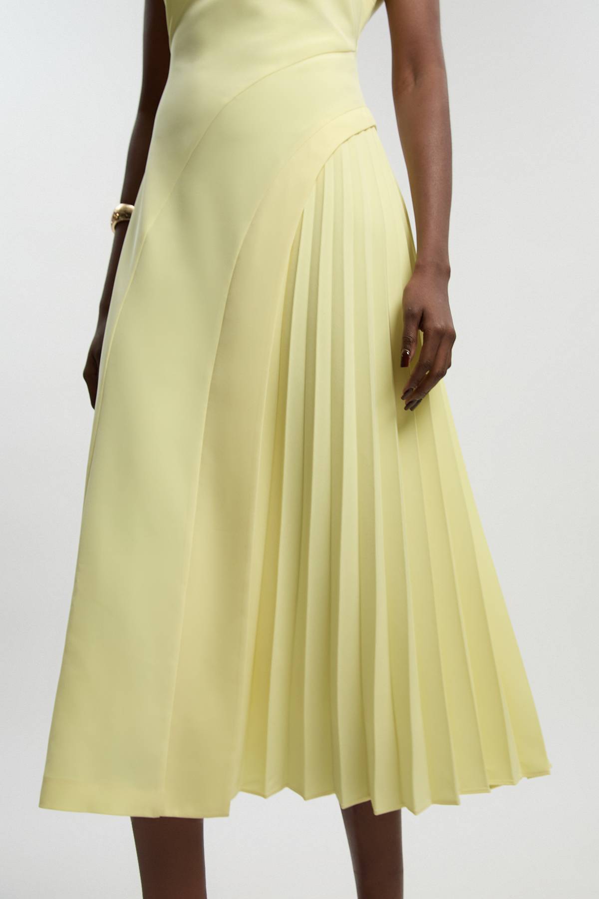 KarenMillen Robe Midi Plissée À Col Montant Coupe Ajustée Fluide