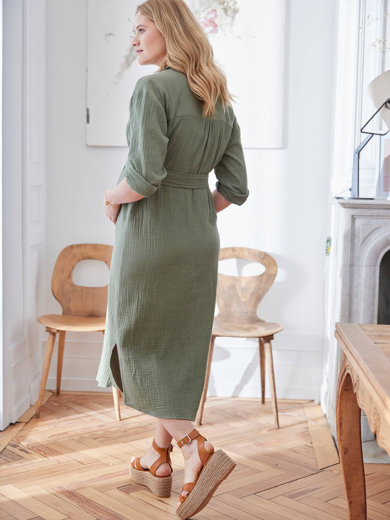 Vestido longo tipo camisa em chiffon de algodão cor oliva, ideal para gestantes e lactantes.