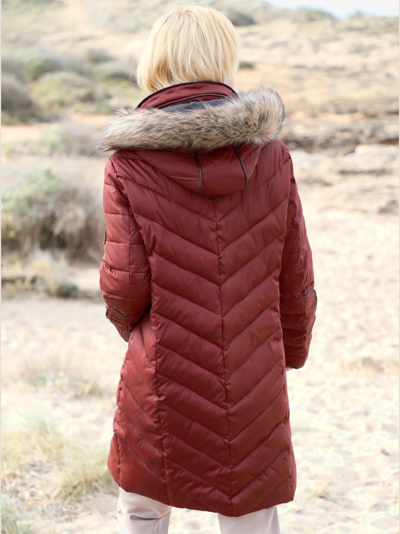 Manteau ultra chaud matelassé coupe cintrée col montant capuche amovible imitation fourrure