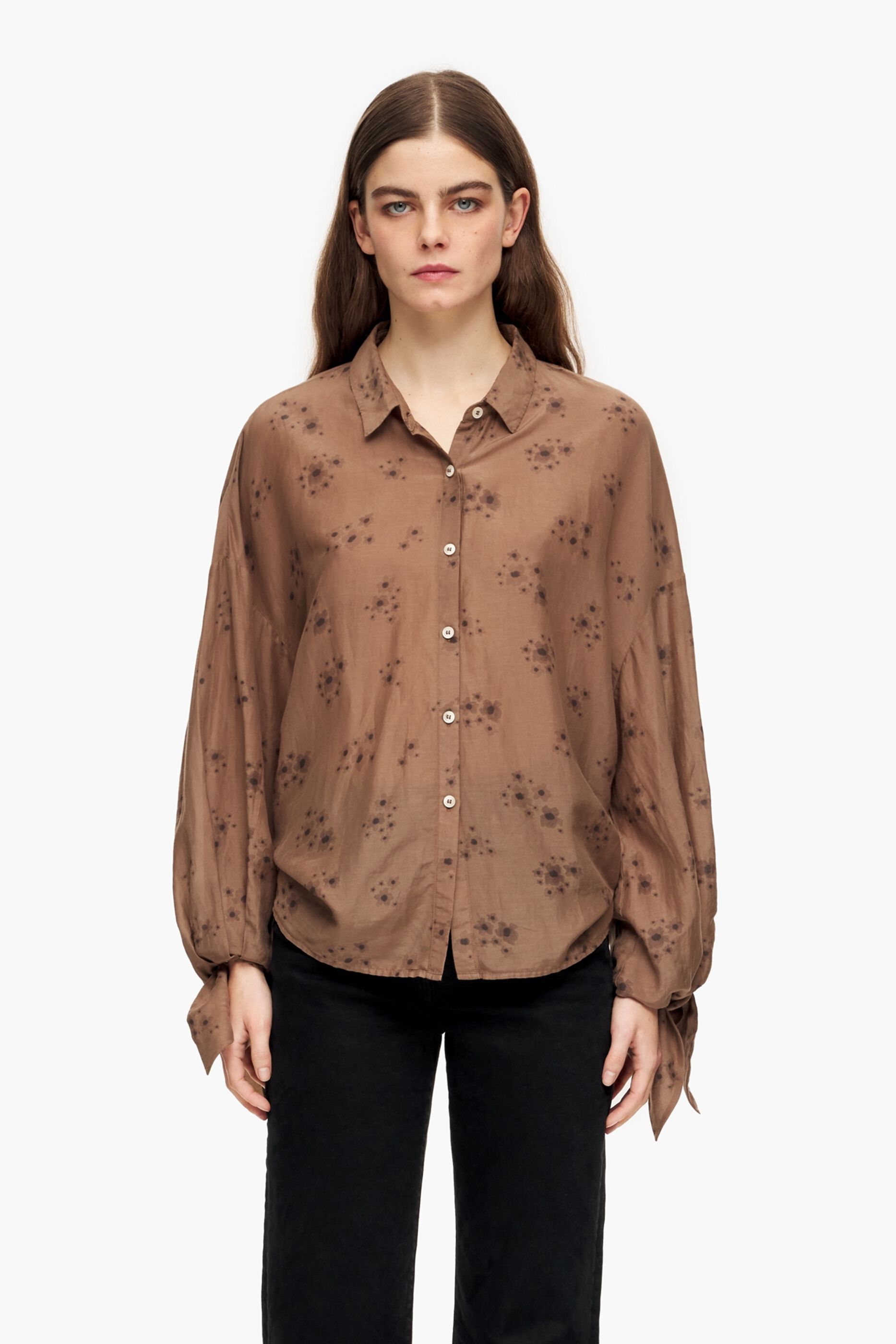 Camisa marrom com estampa de flores em acrílico