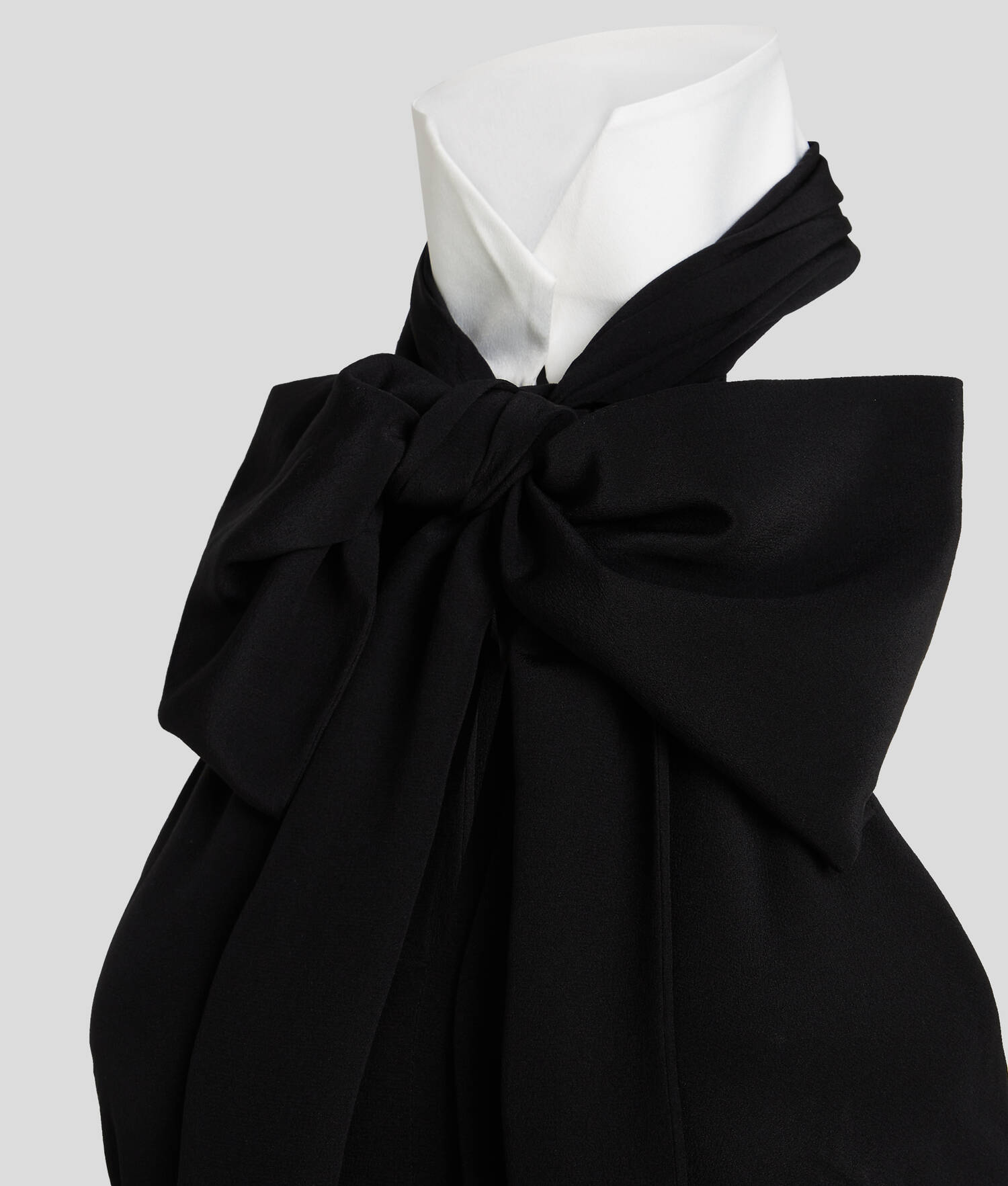 ROBE MAXI À COL NŒUD PAPILLON