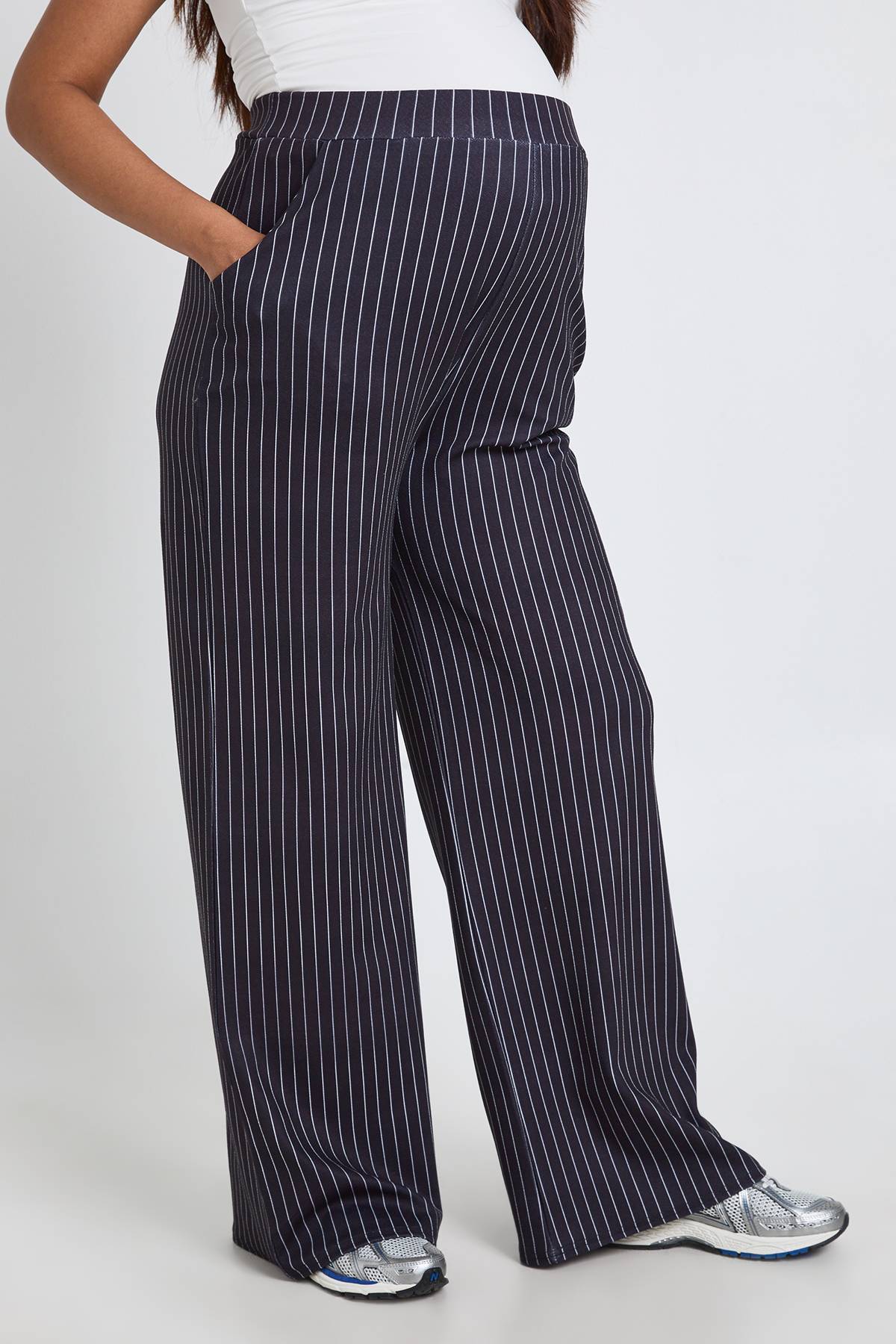 boohoo Pantalon De Maternité Large À Rayures Fines Et Coupe Ajustée