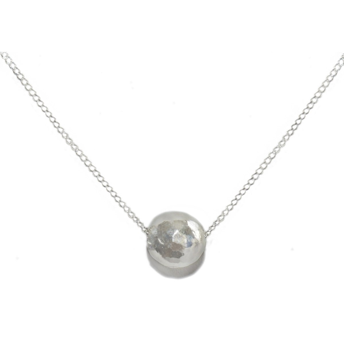 Collier orné de perle boule martelée argent 925
