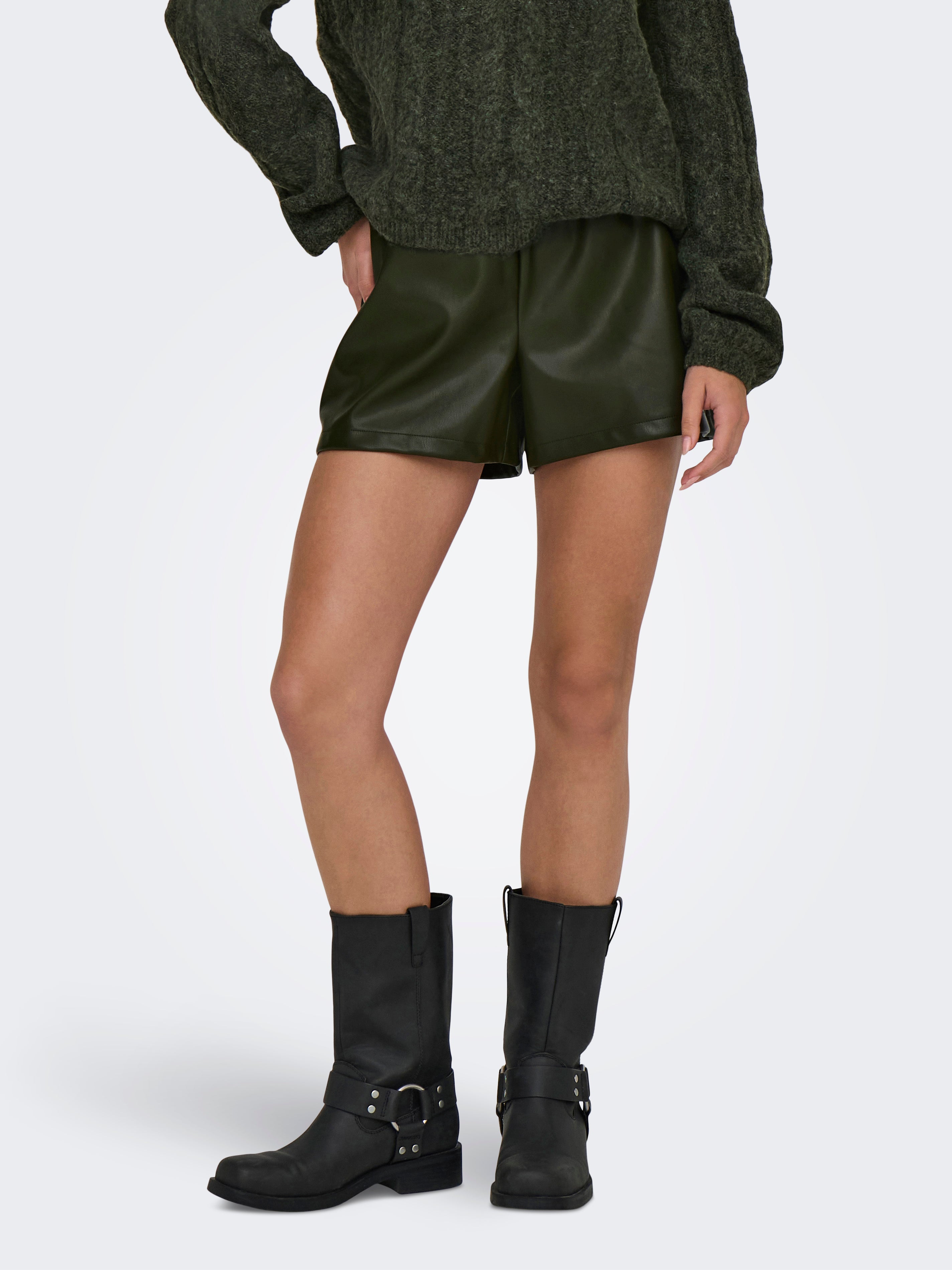 JDYALAIA Mittlere Taille Normal geschnitten Kunstledershorts Forest Night