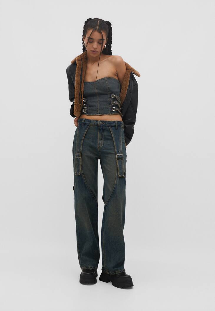 Calça jeans de corte reto com fivelas