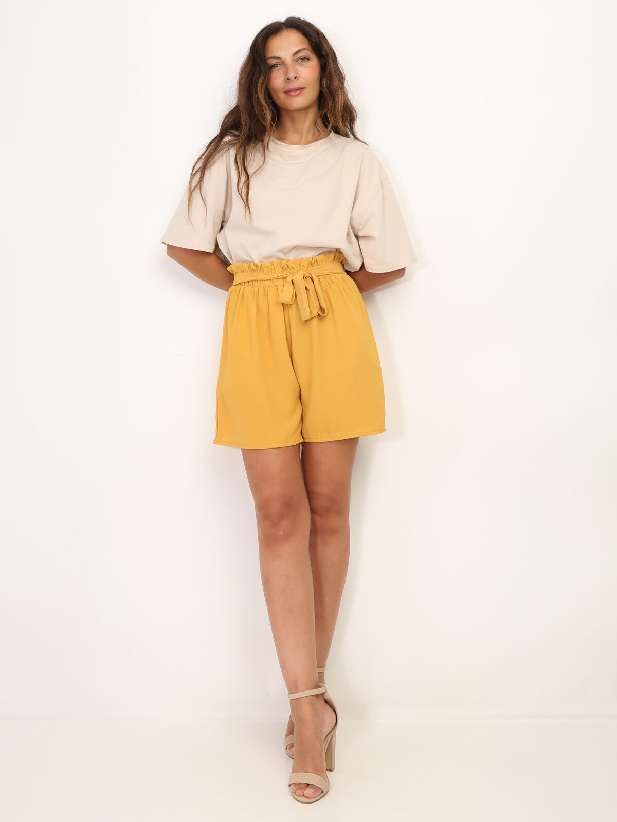 Short fluide avec ceinture à nouer- Jaune