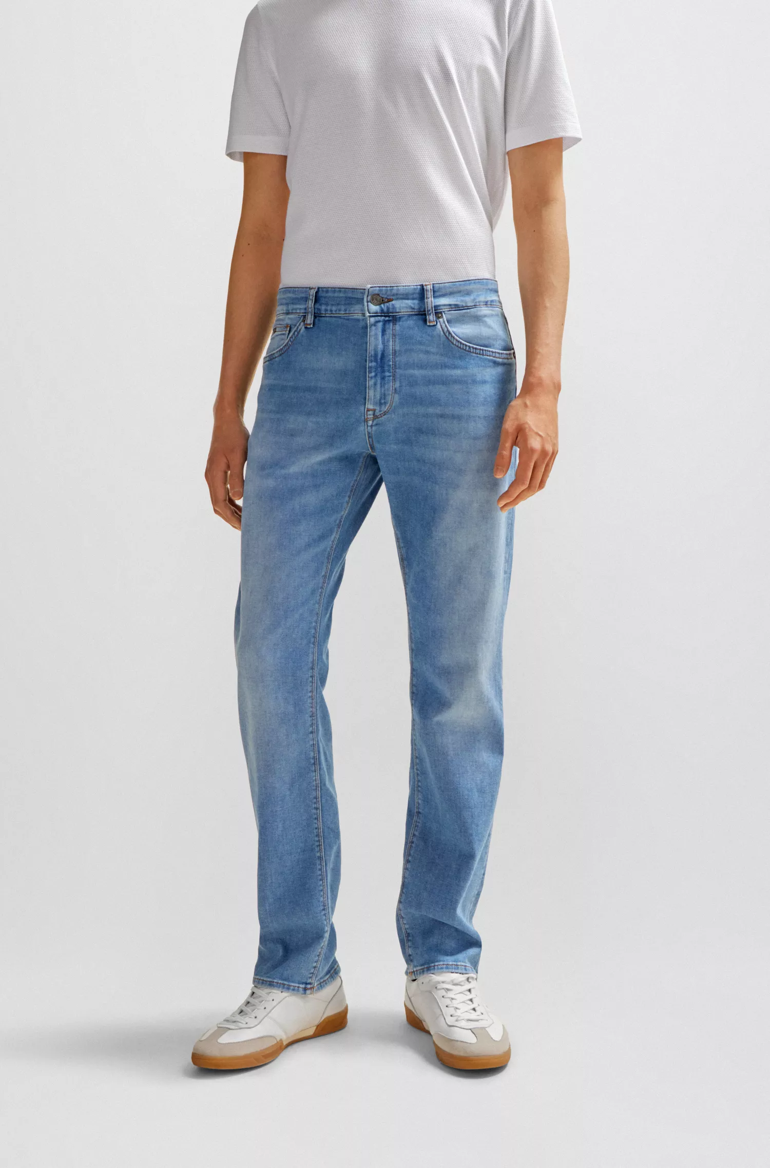 Calça jeans BOSS preta, corte regular, em denim azul supermacio.