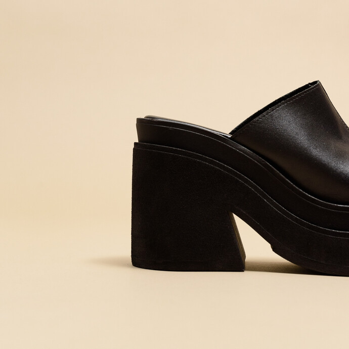 Mules à bouts ouverts et semelles épaisses  en cuir noir