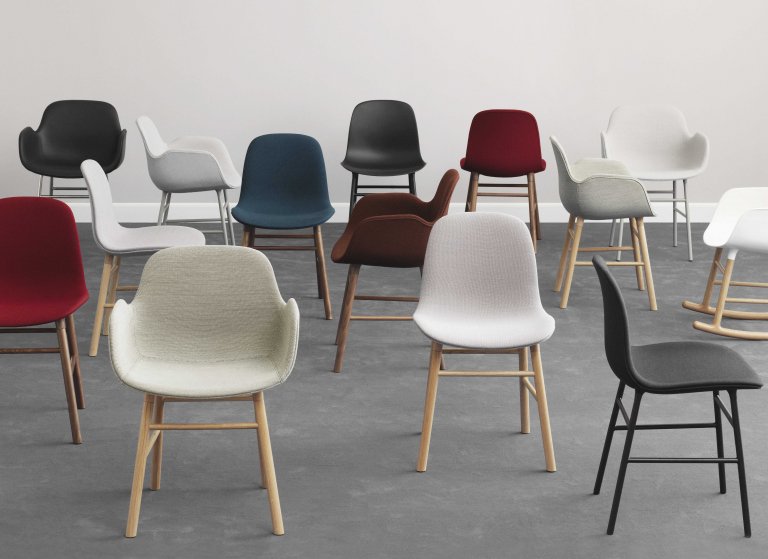 Normann Copenhagen Form Armchair stoel met messing onderstel zwart