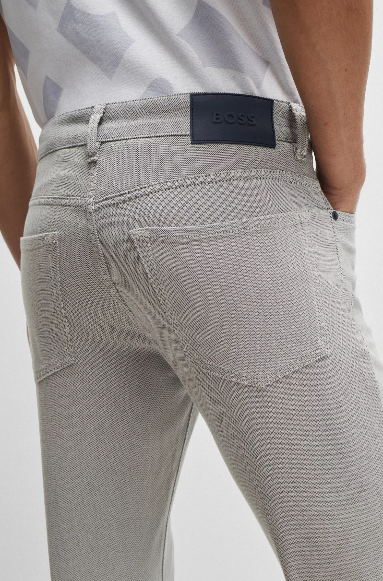 Calça jeans BOSS preta, corte regular, em denim microestruturado.