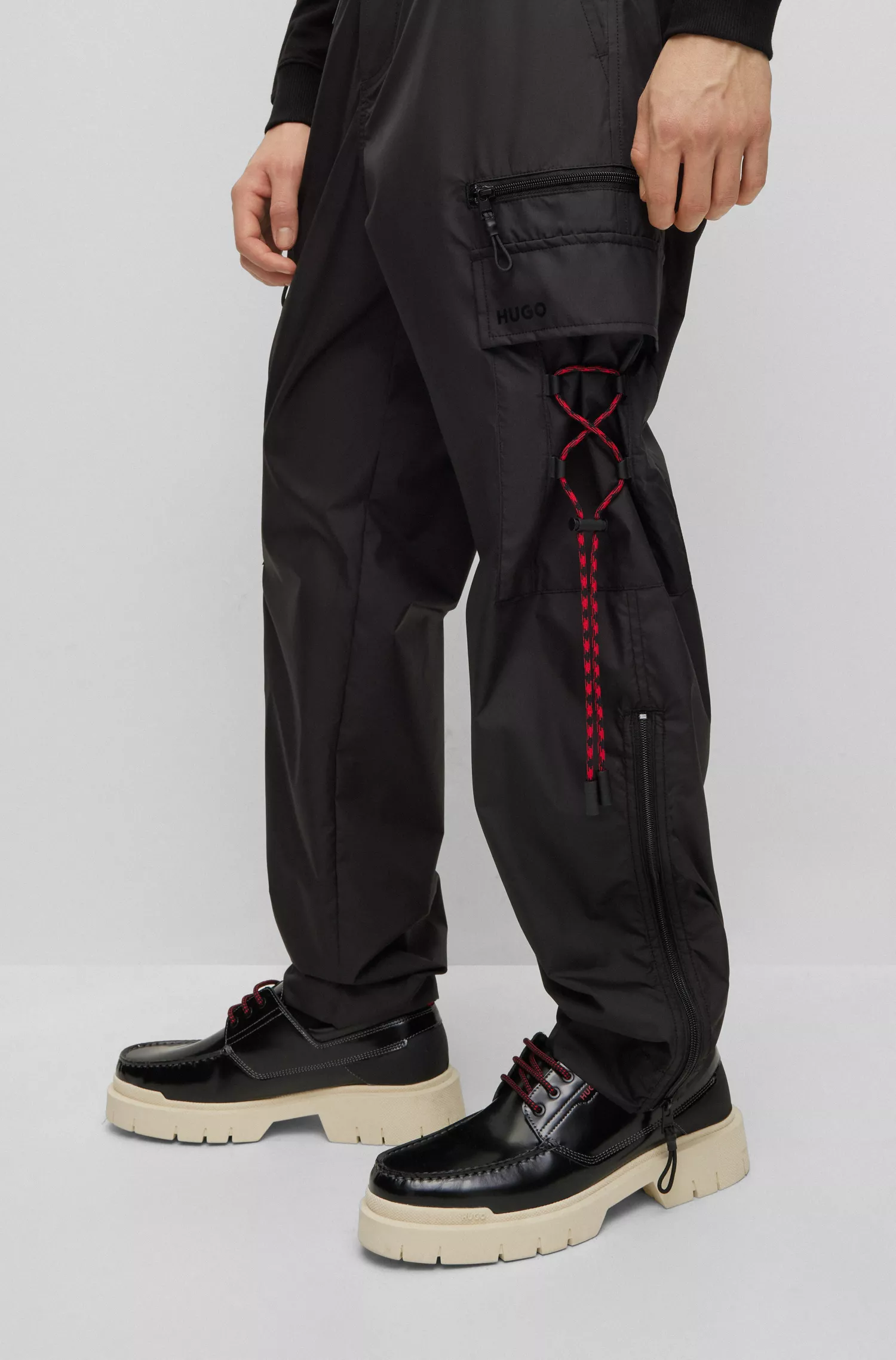 Calça cargo HUGO vermelha em tecido ripstop reciclado com estampa do logotipo