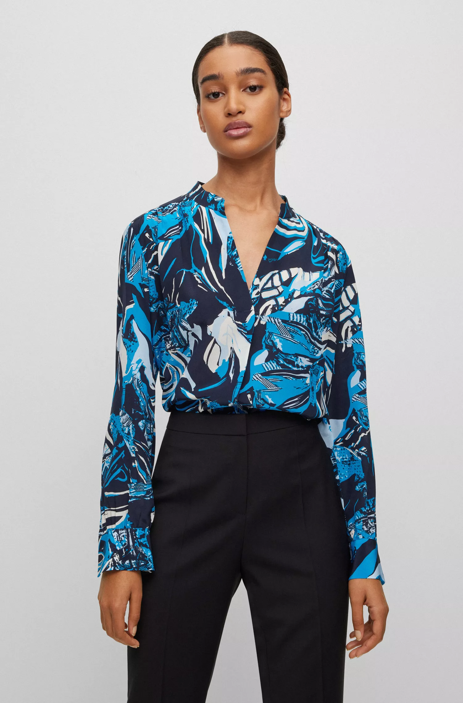 Blusa BOSS preta de corte regular em seda com estampa floral.