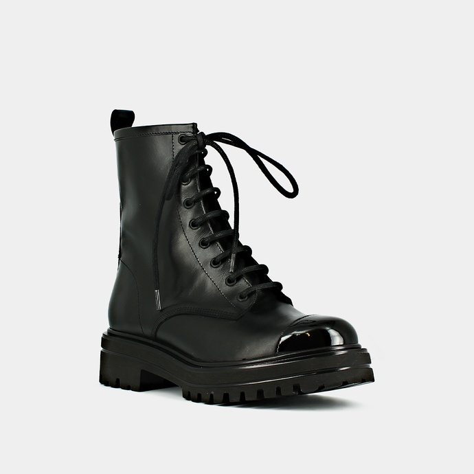 Boots à semelles crantées et lacets  en cuir et vernis noir