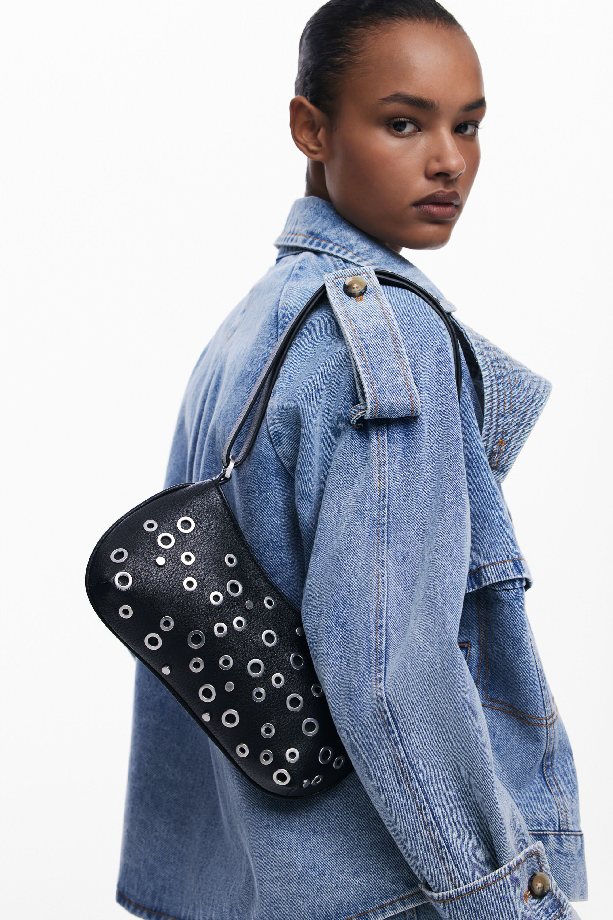 Bolso bandolera tachuelas