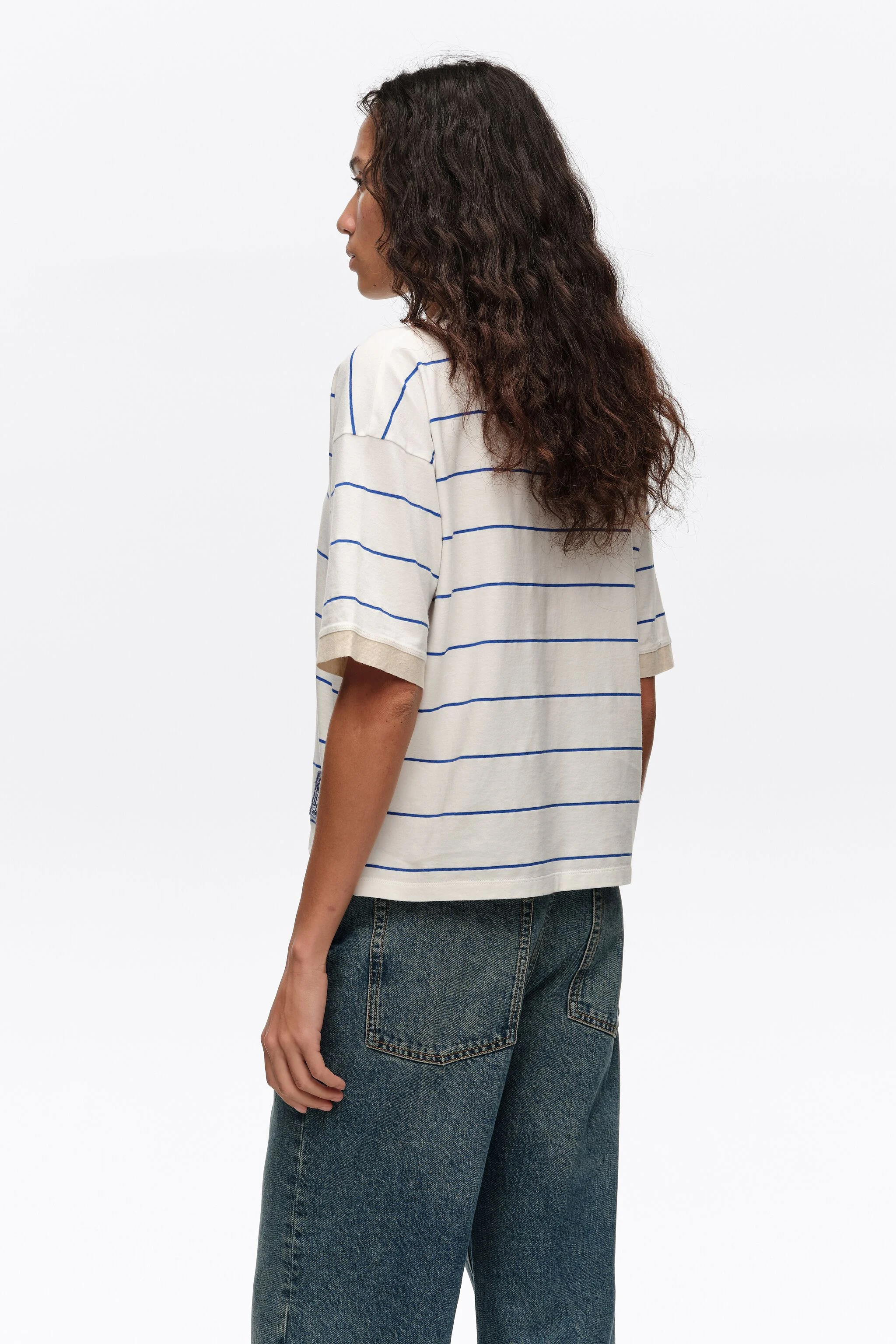 Camiseta branca listrada de algodão com alças finas