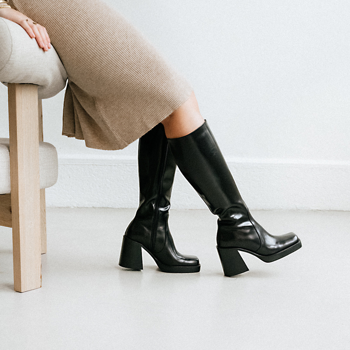 Bottes hautes à talons épais et bouts carrés  en cuir noir taille mollet M