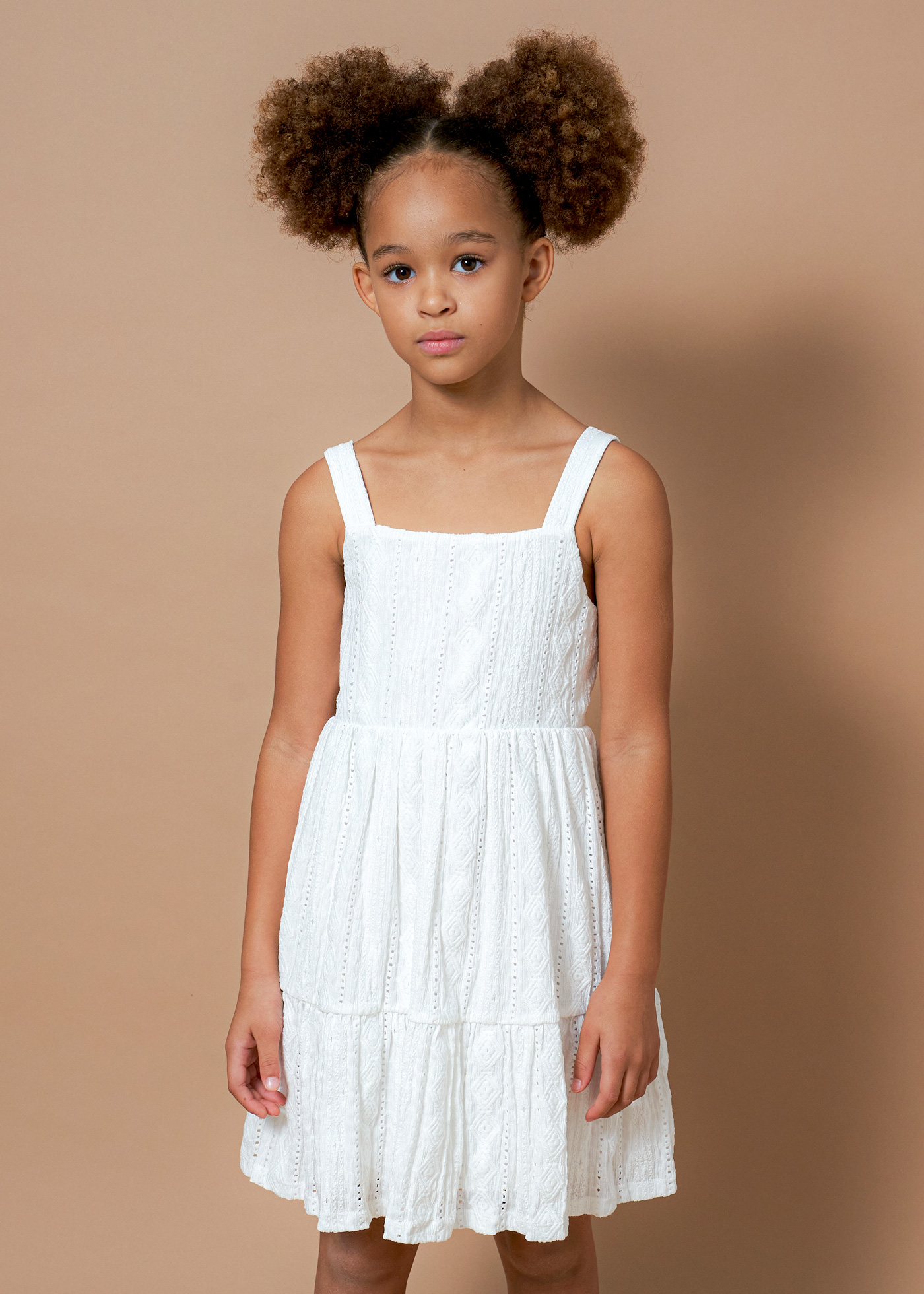 Vestido perfurado para menina