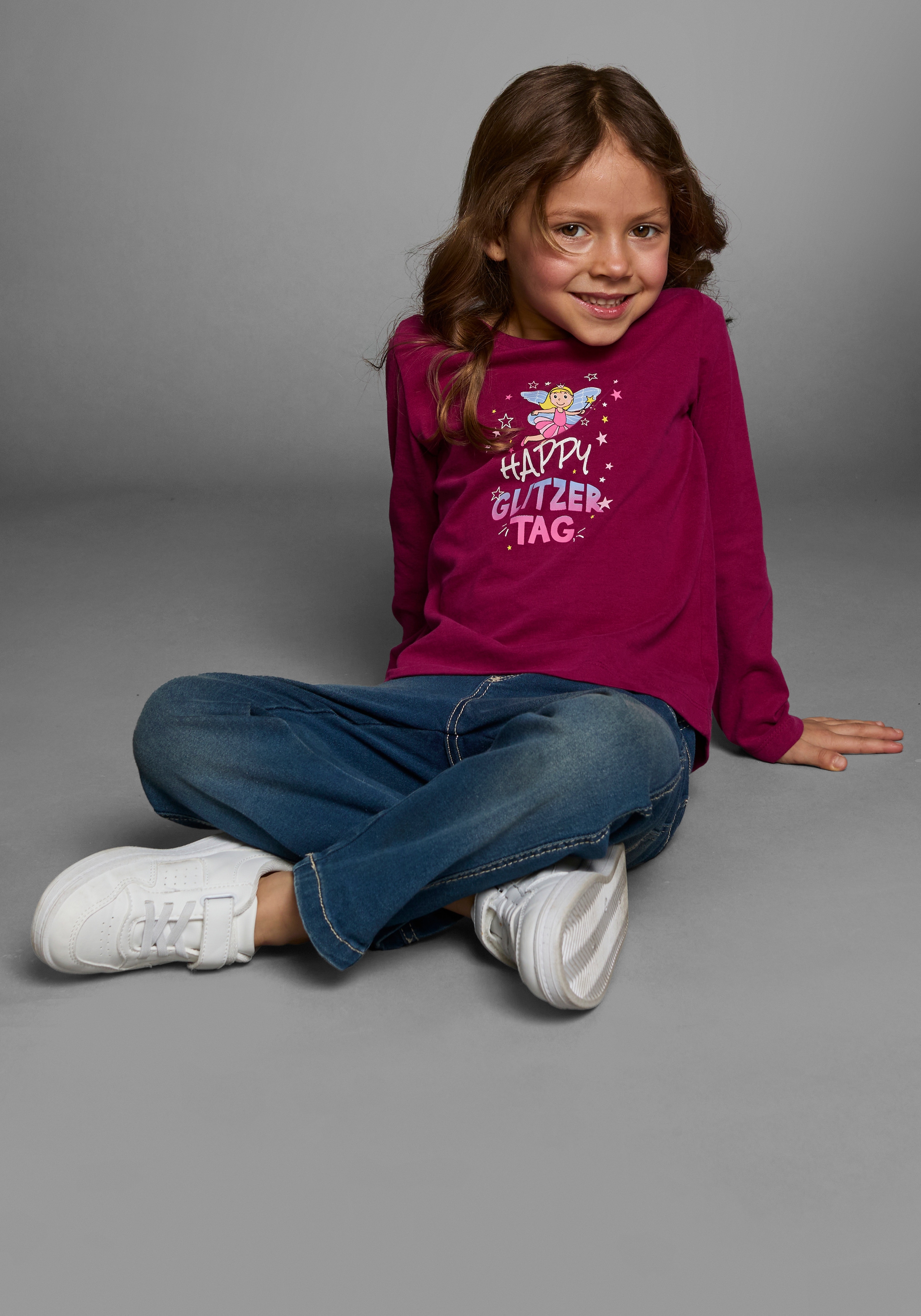 KIDSWORLD Langarmshirt »Mit Spruch: Happy Glitzer Tag« Langarm,  hüftlange Passform,  Rundhalsausschnitt