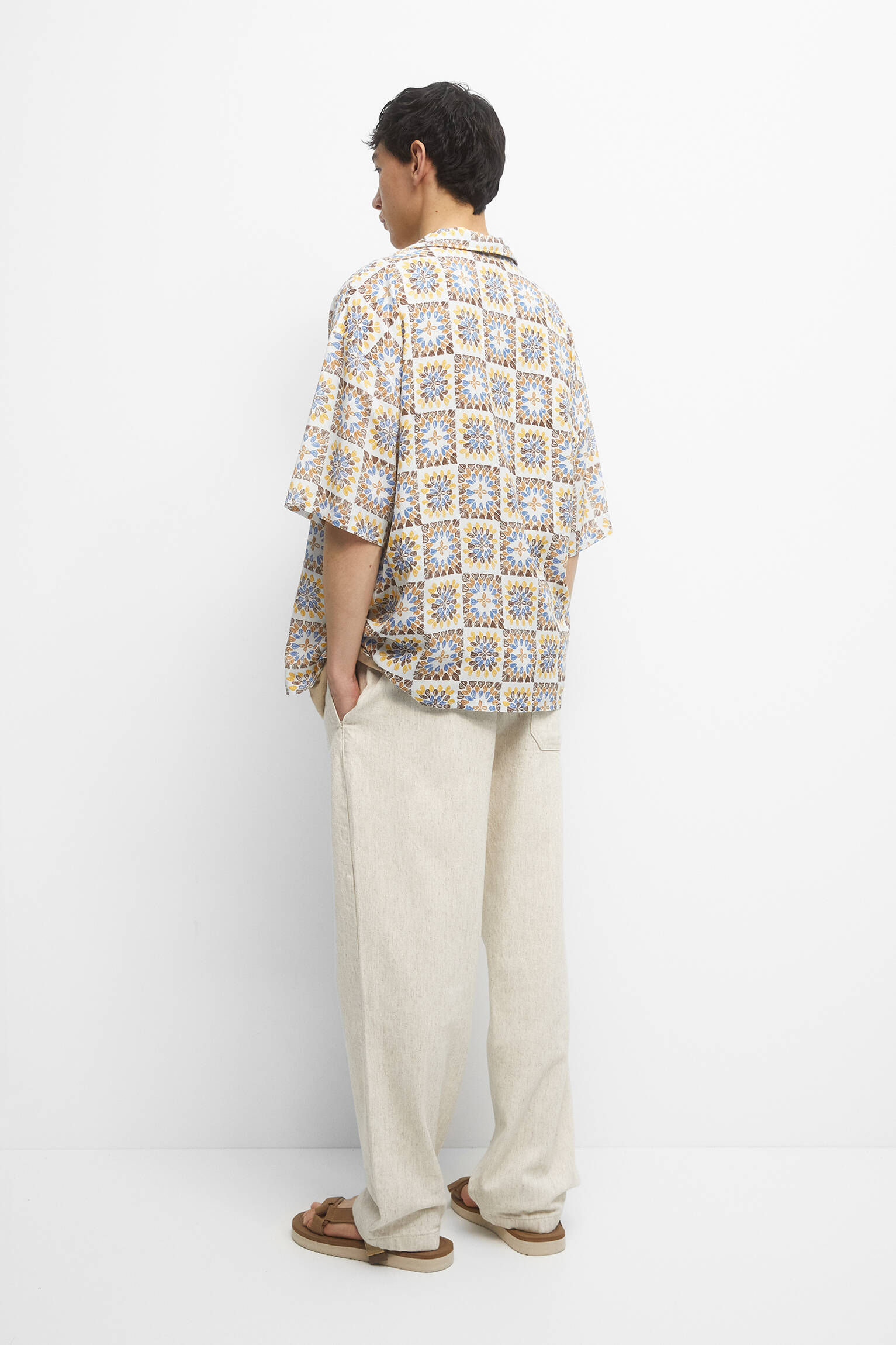 CAMISA SPRING SOUND COM ESTAMPA DE CROCHÊ - BRONZEADA