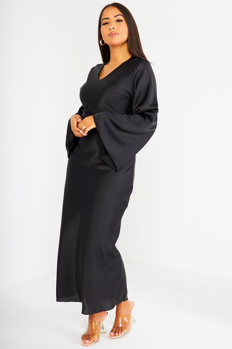 Robe longue noire satinée et fluide
