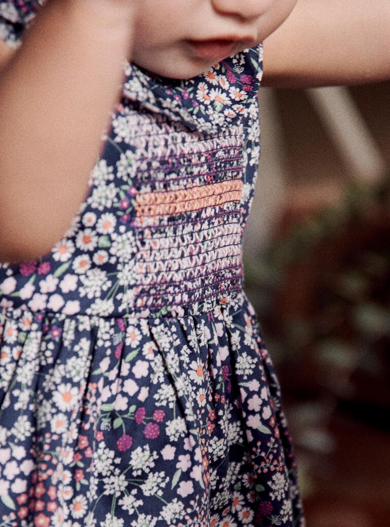 Robe violette en satin avec fleurs