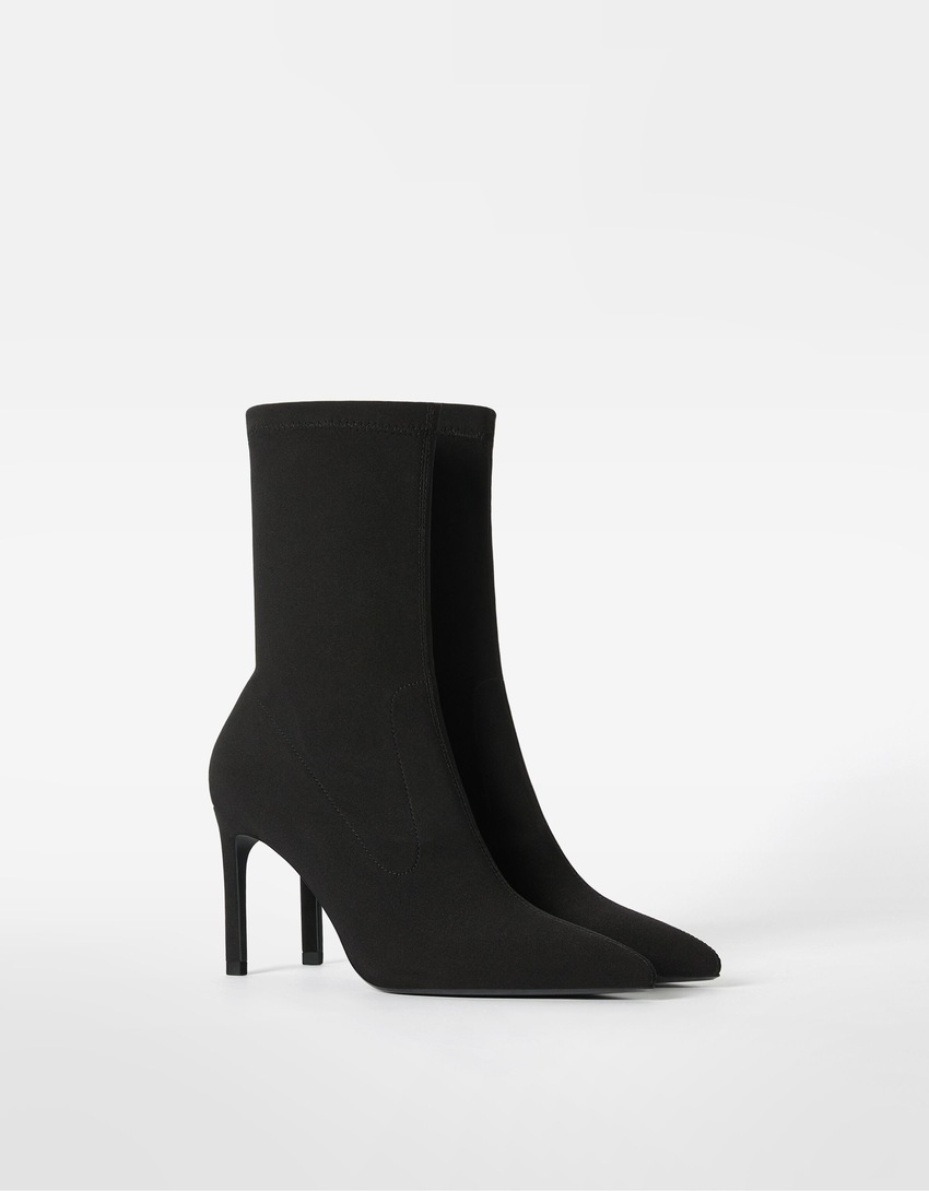 Botas de cano curto com salto alto e modelagem ajustada
