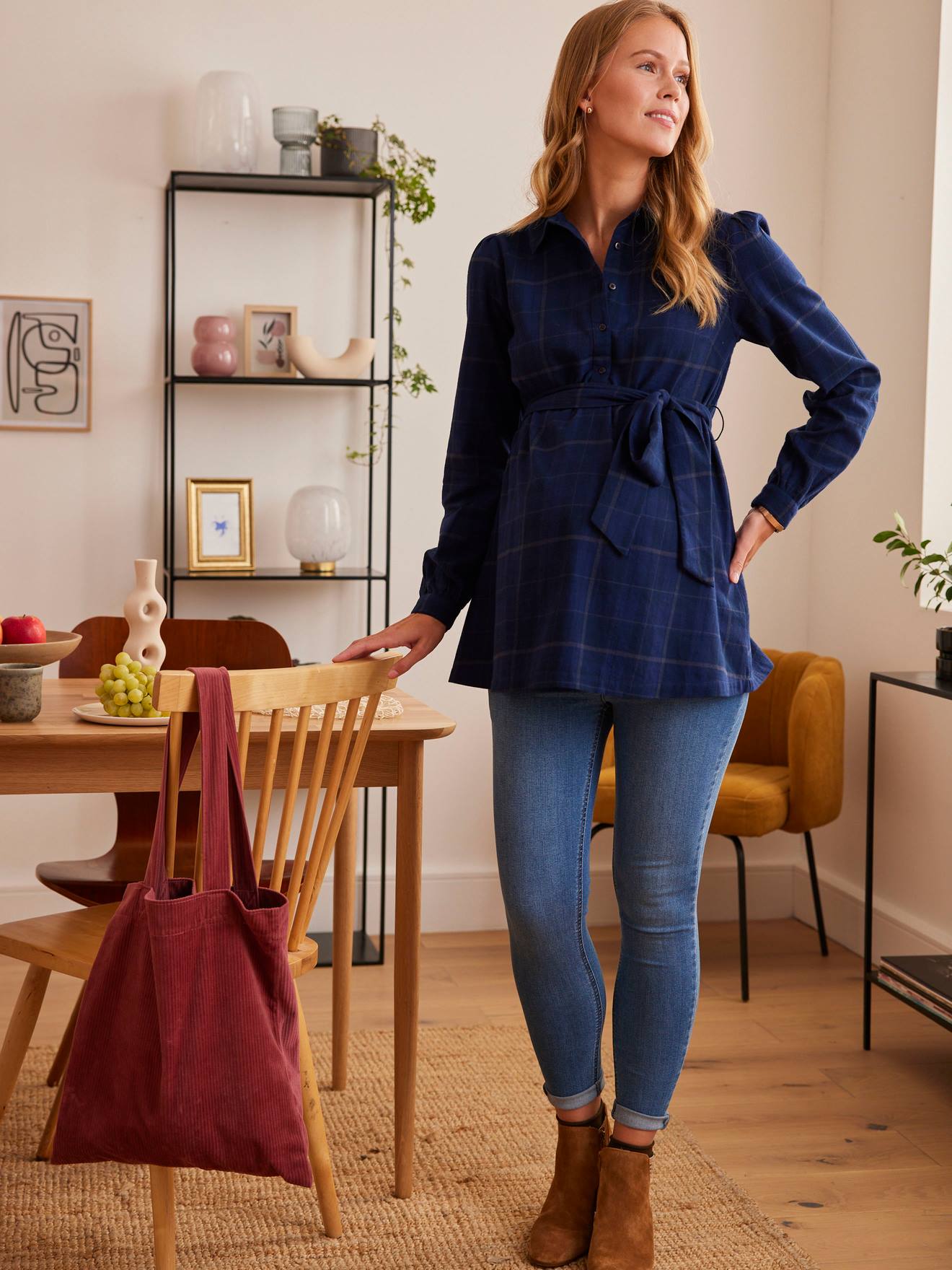 Blusa xadrez azul-escura para gestantes e lactantes.