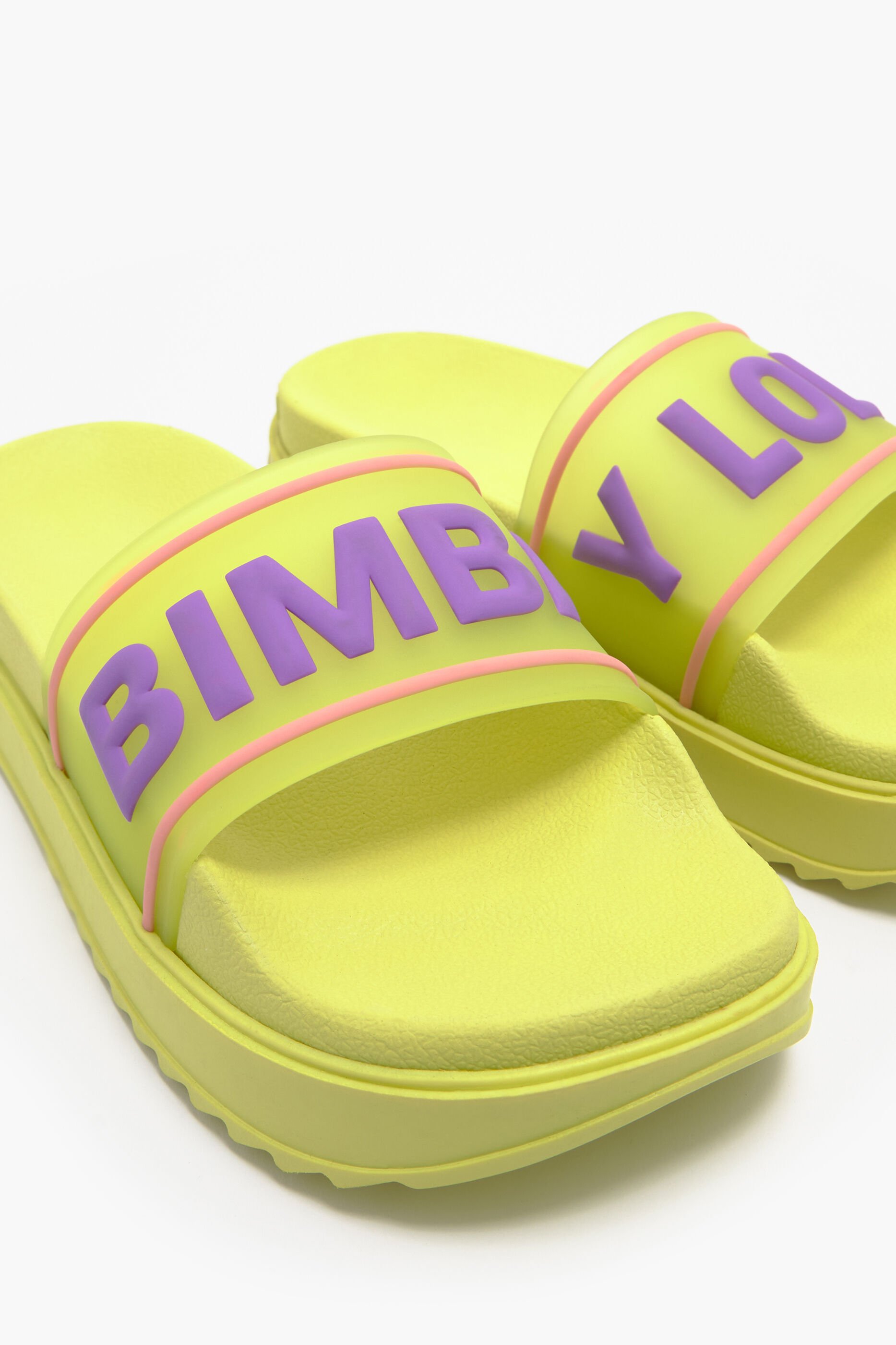 Chinelo plataforma com logo amarelo
