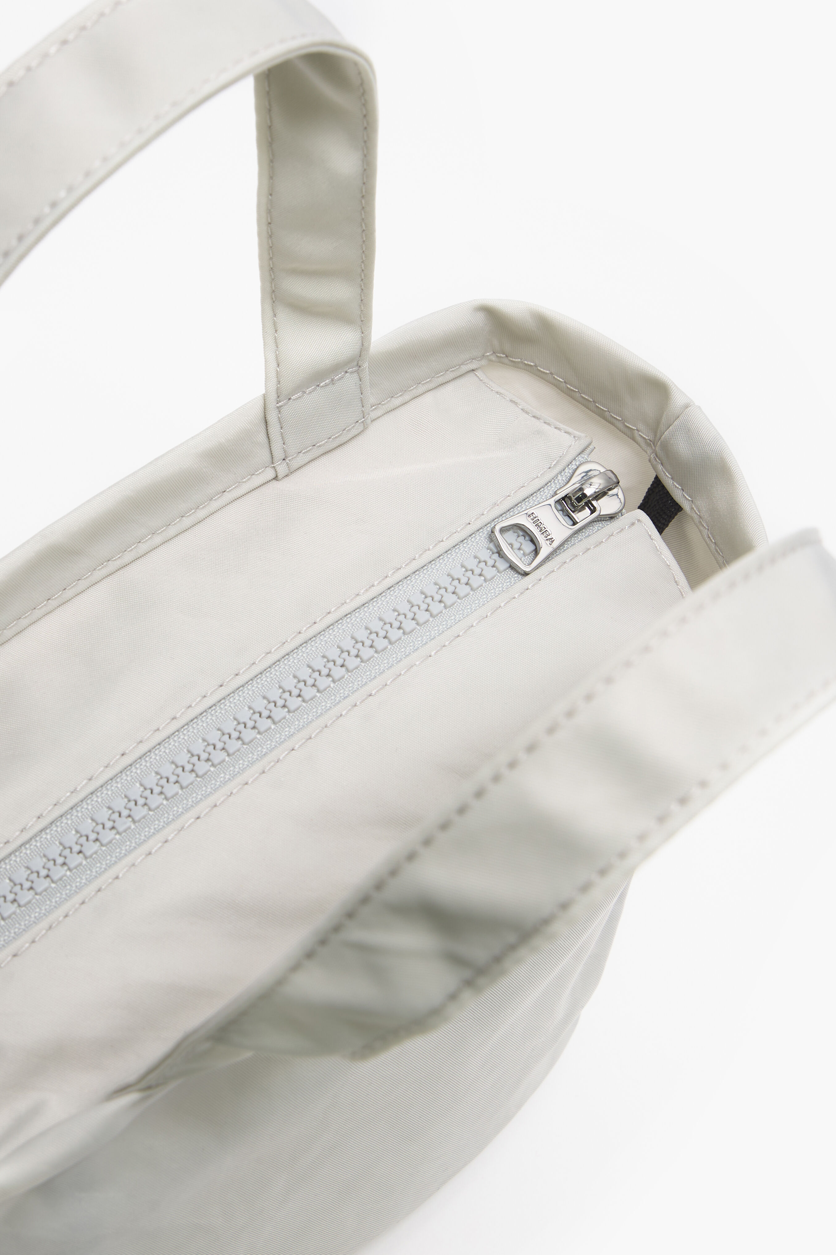 Bolsa mini trapezoidal em náilon cinza gelo
