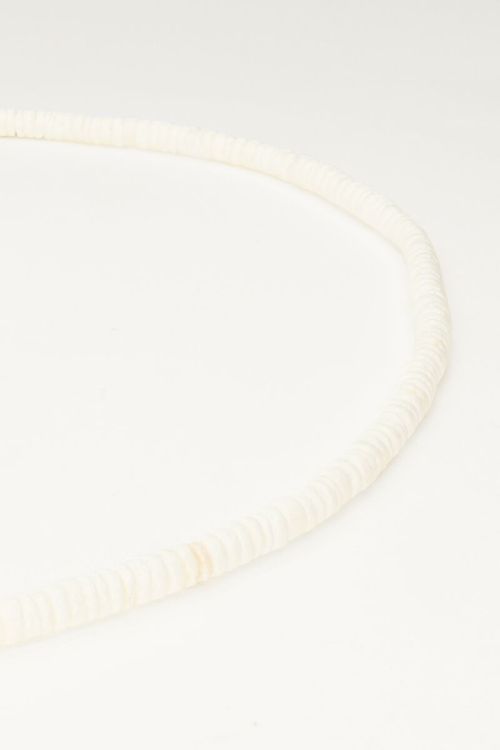 Equal ketting met witte platte kralen